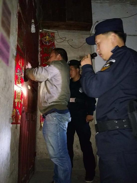 杭州粗心妈妈误将幼女锁家中 民警全城寻开锁师傅开门